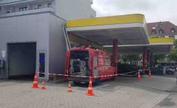 ARS24 reinigt eine Tankstelle mit dem Hochdruck Spülwagen
